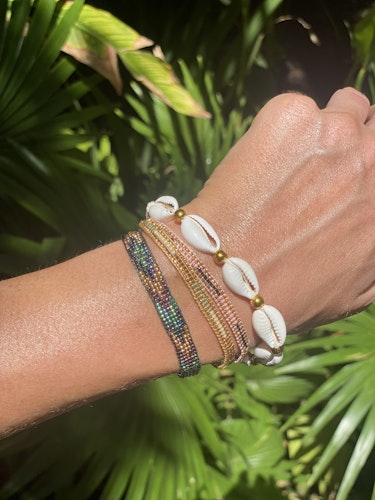 Armband med vita snäckor och guldpärlor