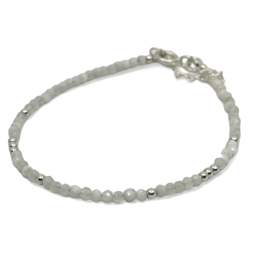 Armband med pärlor av månsten och silver 925