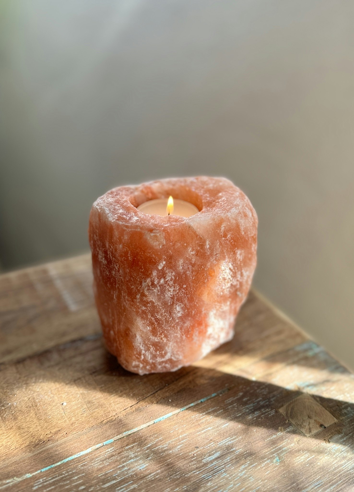 Orange ljuslykta i saltsten från Himalaya