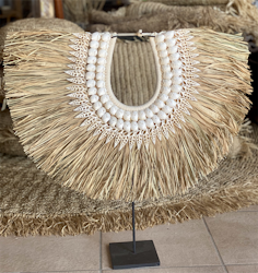 Deco med raffia och vita snäckor