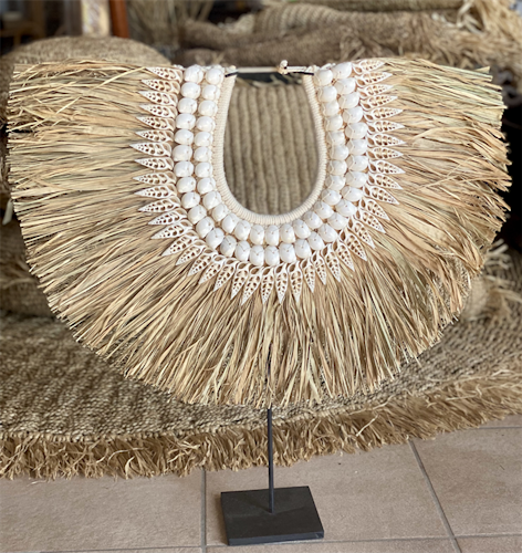Deco med raffia och vita snäckor