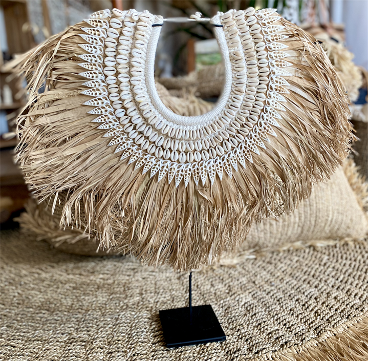 Deco med raffia och cowry snäckor