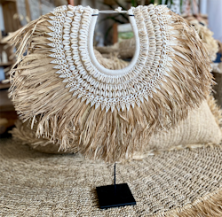 Deco med raffia och cowry snäckor