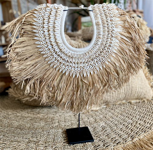 Deco med raffia och cowry snäckor
