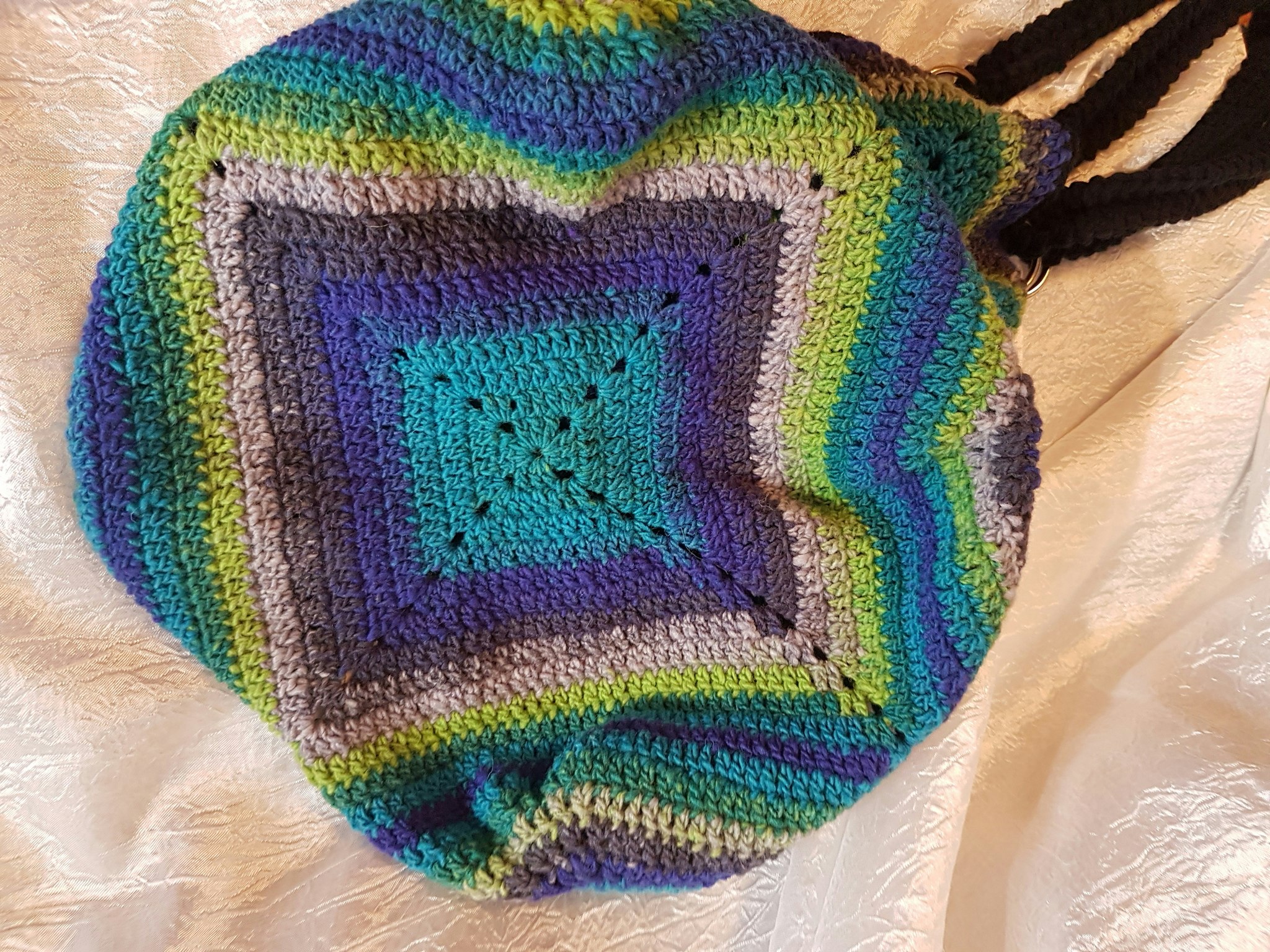 Virkad väska av ull "Granny square bottom bag"