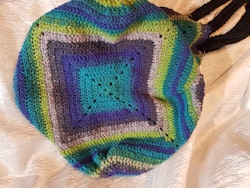 Virkad väska av ull "Granny square bottom bag"