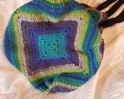 Virkad väska av ull "Granny square bottom bag"