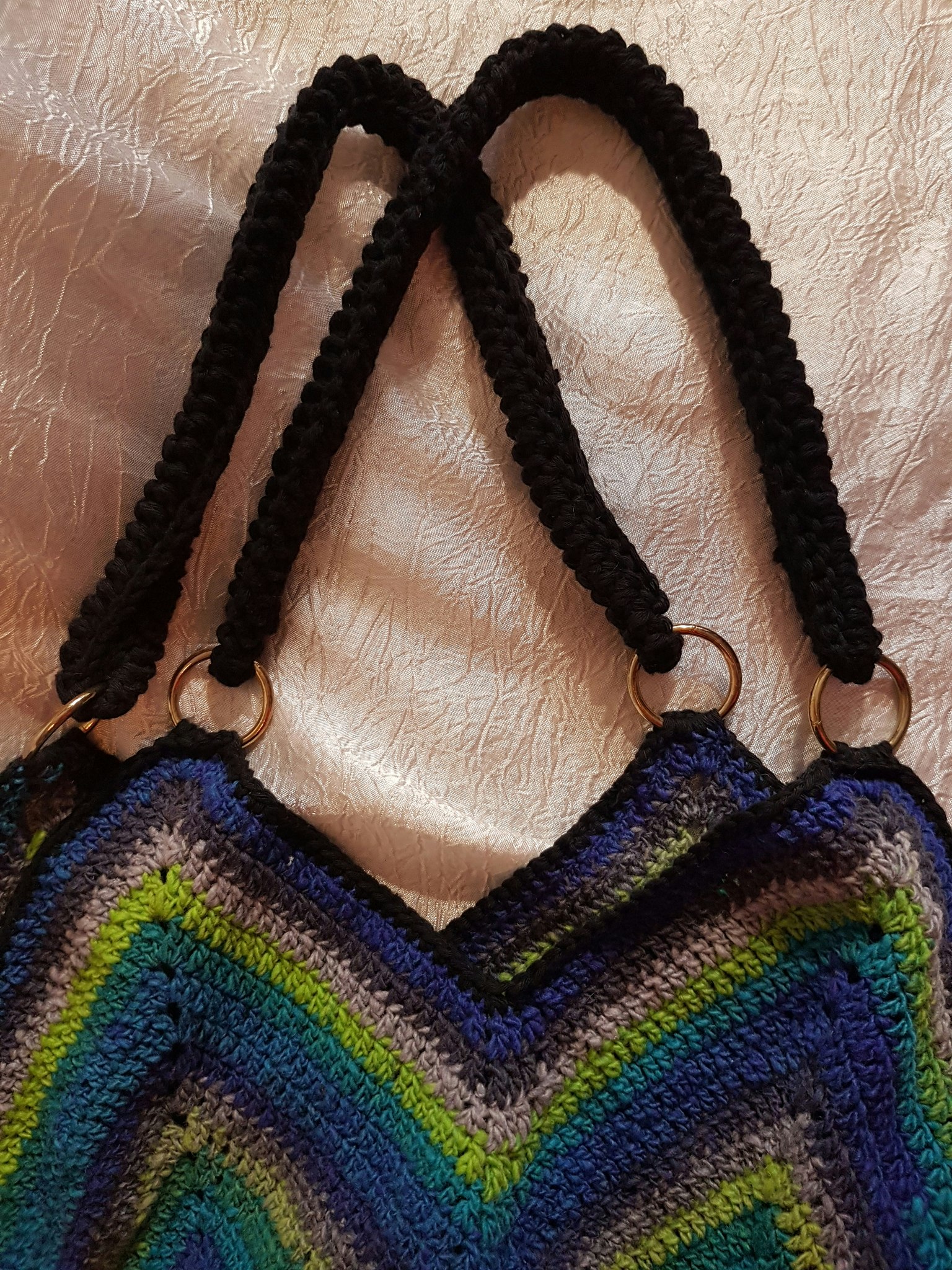 Virkad väska av ull "Granny square bottom bag"