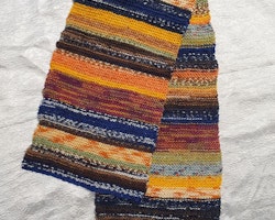 Halsduk av färglada restgarner
