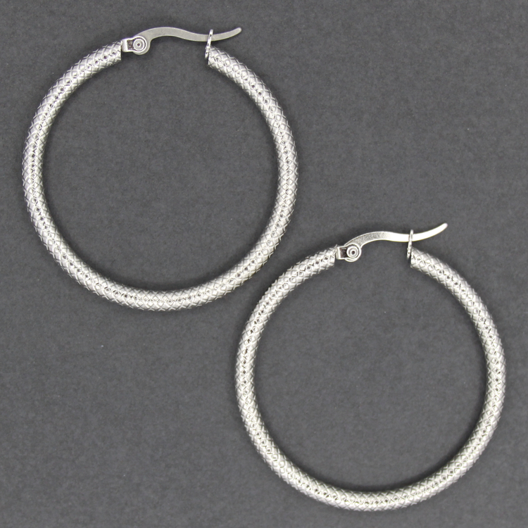 316L design texture hoop är ett par örhängen tillverkade i det allergivänliga 316L kirurgiskt stål. Detta är ett par mellanstora klassiska hoops som har en unik textur vilket gör att de i vissa ljus n