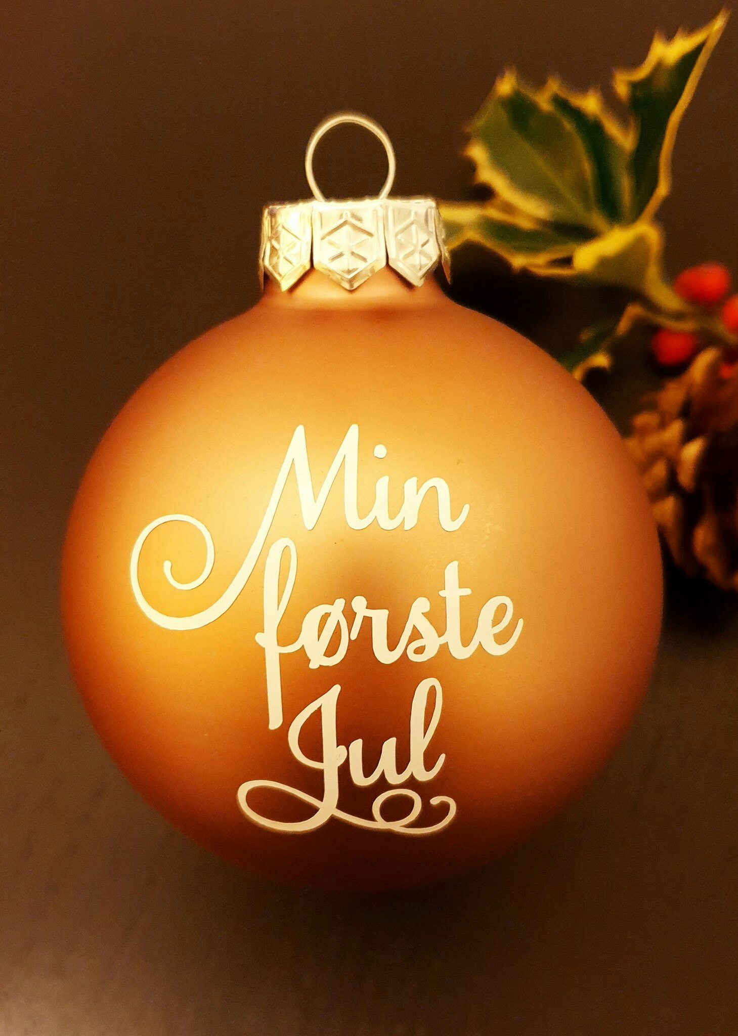 Min første jul, julekule - rosa - Personlige-julekuler.no