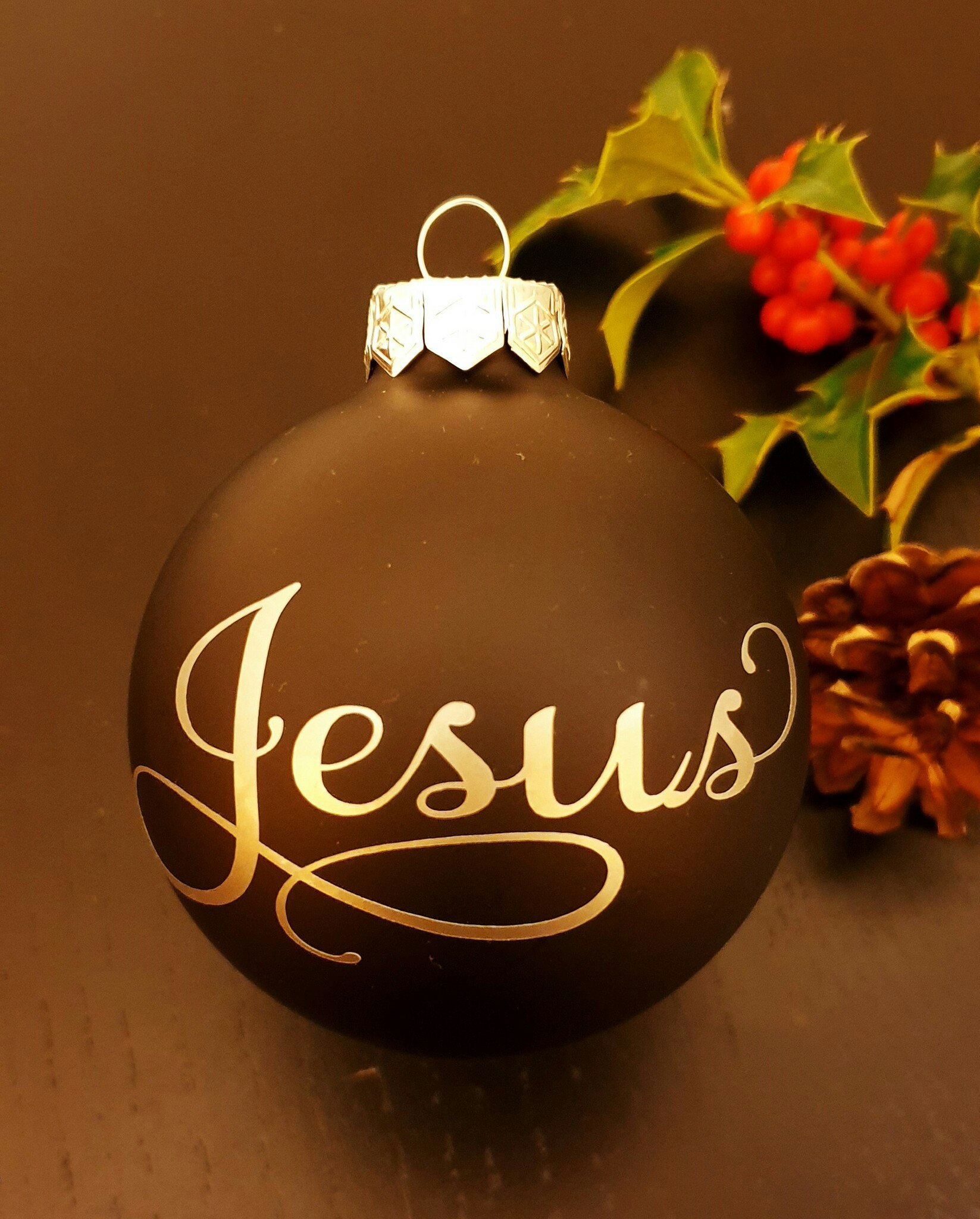 Sort julekule med Jesus