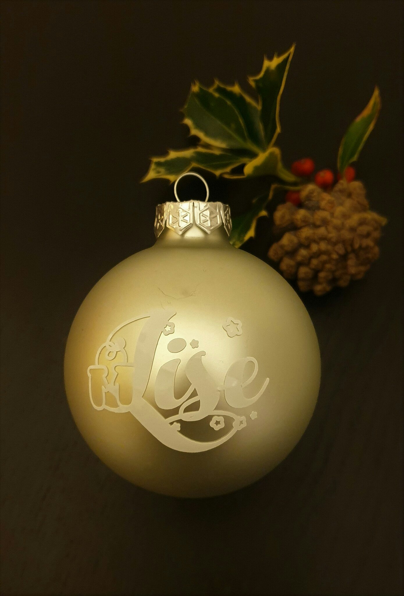 Liten julekule med navn, 6cm.