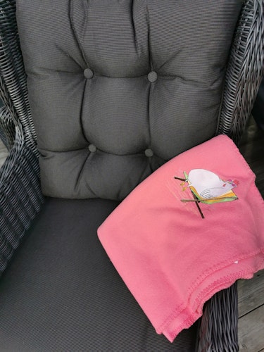 Varm och fluffig - Rosa Fleecefilt med Solande Höna!