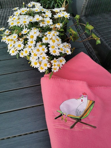 Varm och fluffig - Rosa Fleecefilt med Solande Höna!