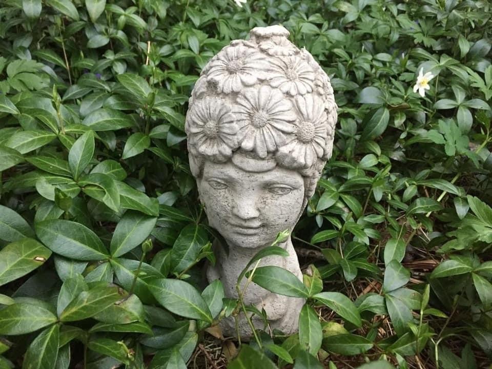 Betongdam - huvud med blommor