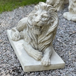 Liggande betonglejon