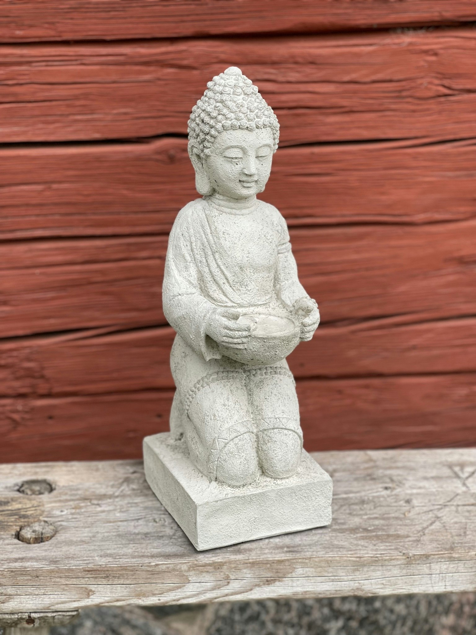 Buddha sittande på knä