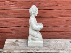 Buddha sittande på knä