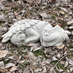 Liggande liten ängel