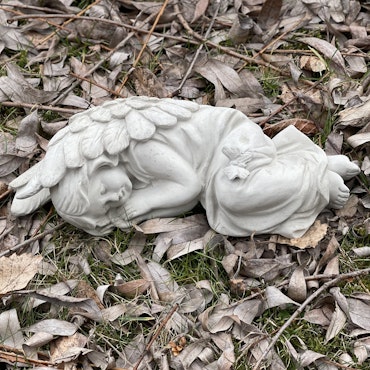 Liggande liten ängel