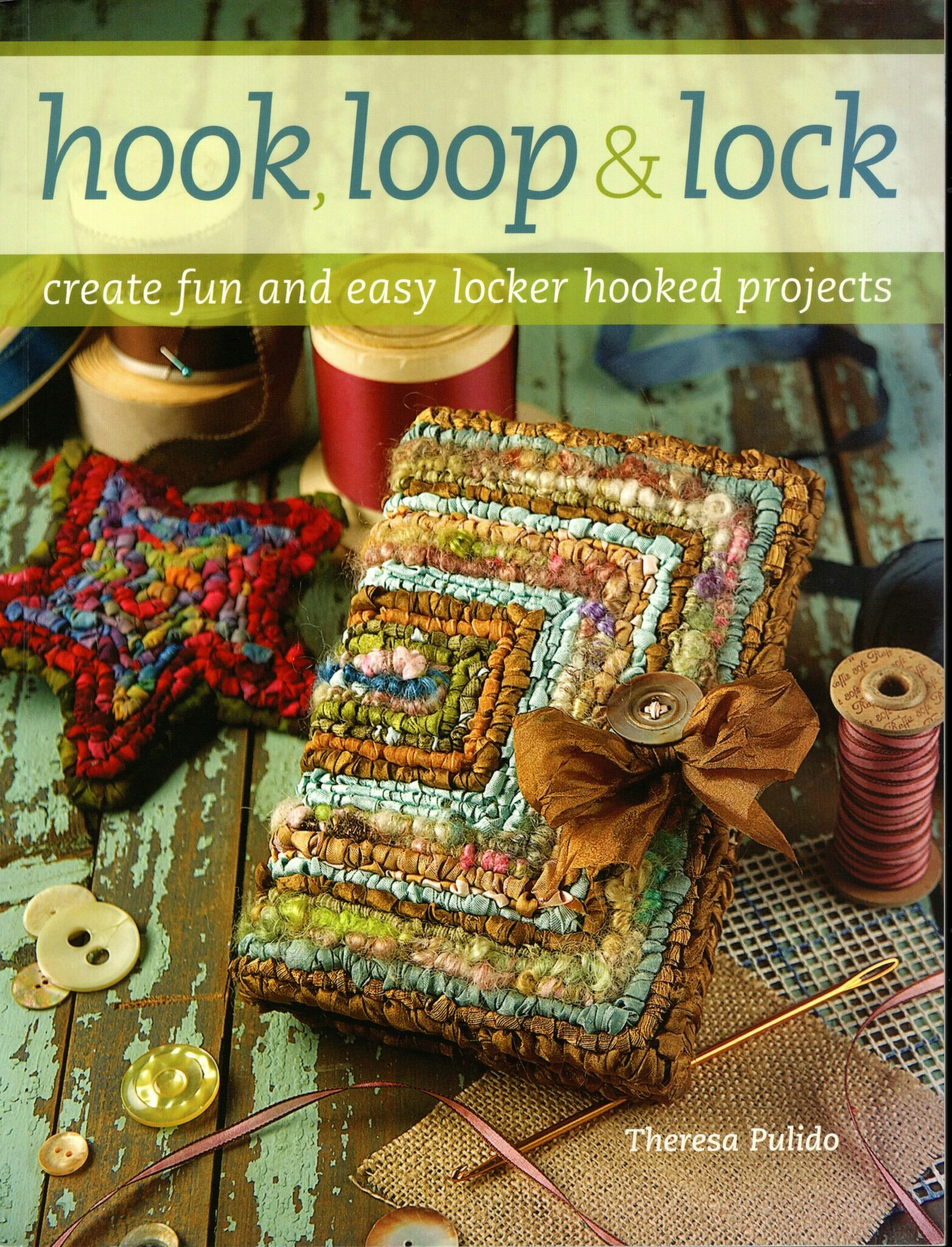 Hook, loop & lock create fun and easy locker hooked projects av Theresa Pulido