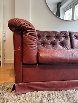 Stilren soffa i Chesterfield-stil