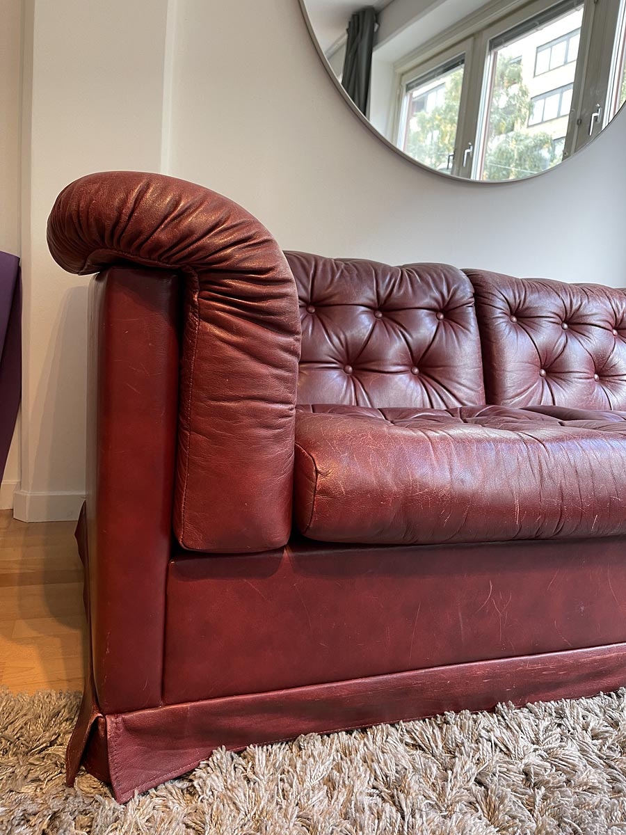 Stilren soffa i Chesterfield-stil