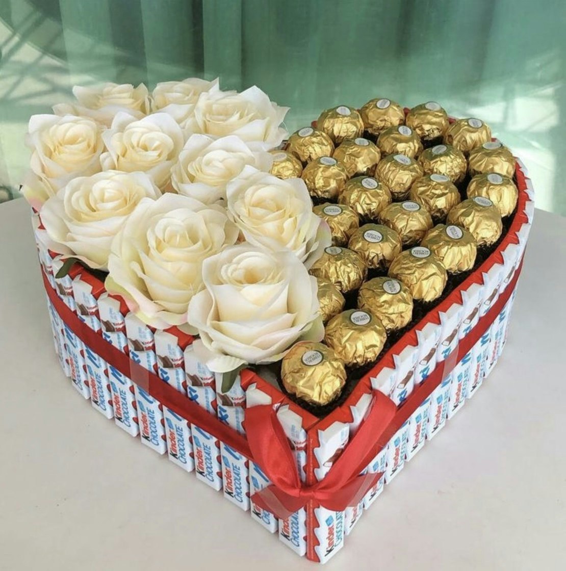 Choklad & blommor i form av ett hjärta (bara Stockholm)
