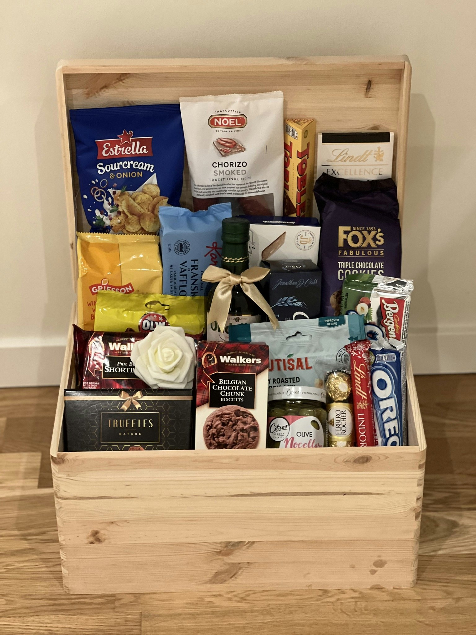 Stor presentkorg med godsaker