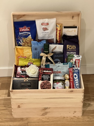 Stor presentkorg med godsaker