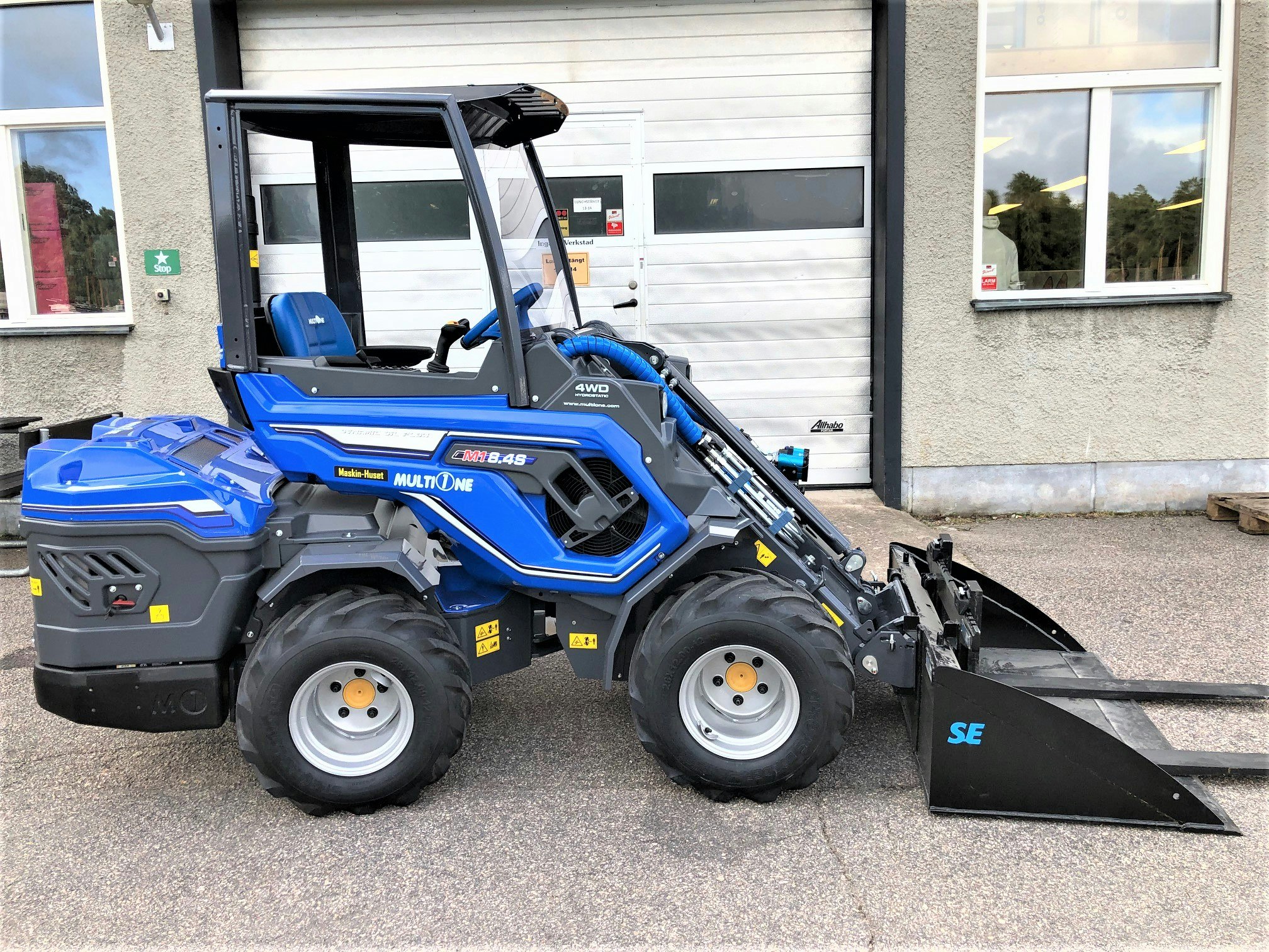 Multione 8.4Sk Kompaktlastare inkl skopa.
