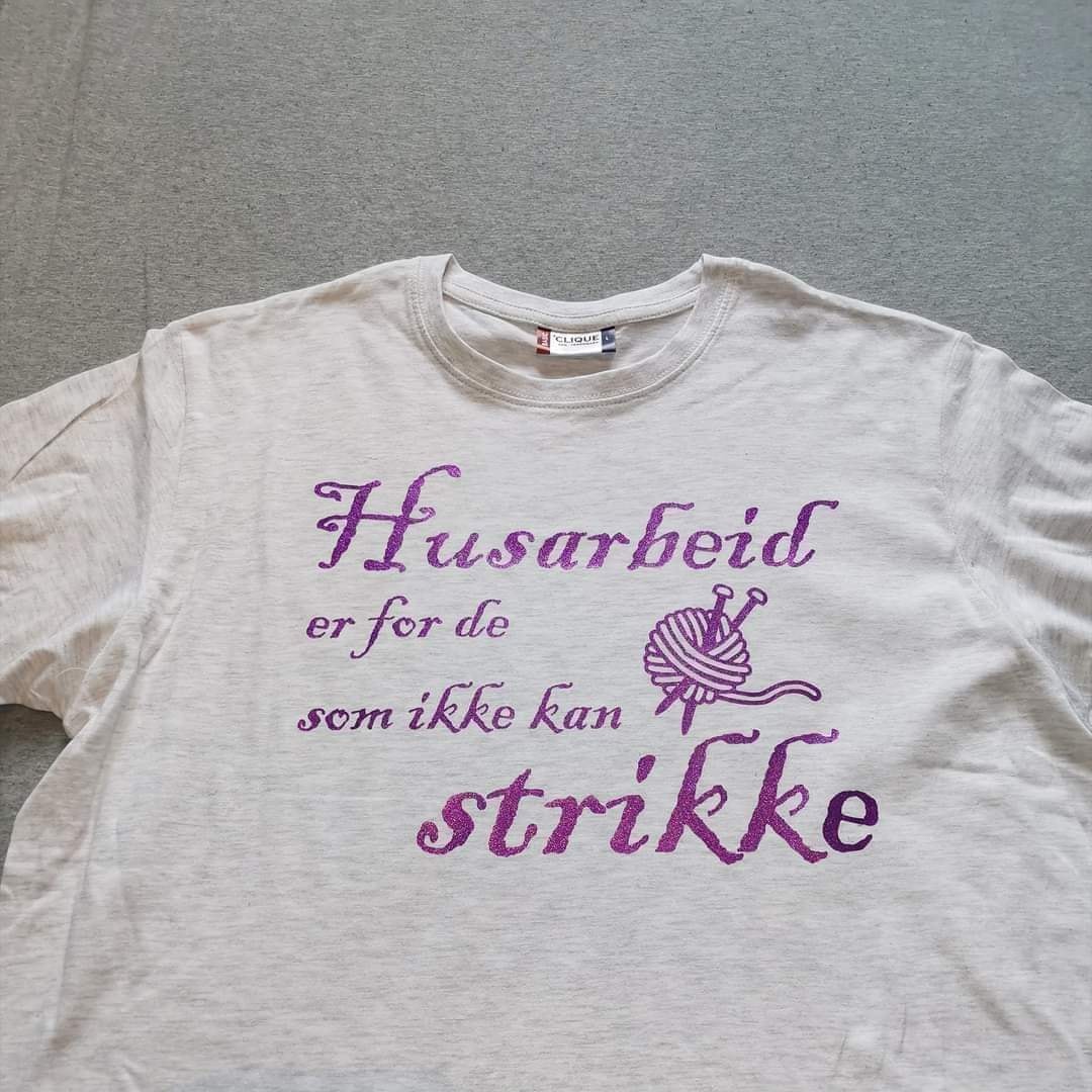 T-skjorte - Husarbeid er for de som ikke kan strikke