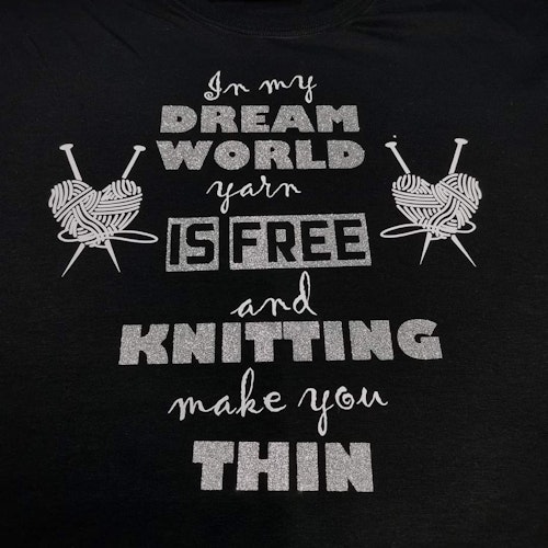 T-skjorte - In my dream world yarn is free and knitting make you thin