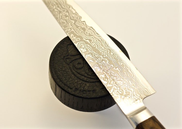 Knife puck