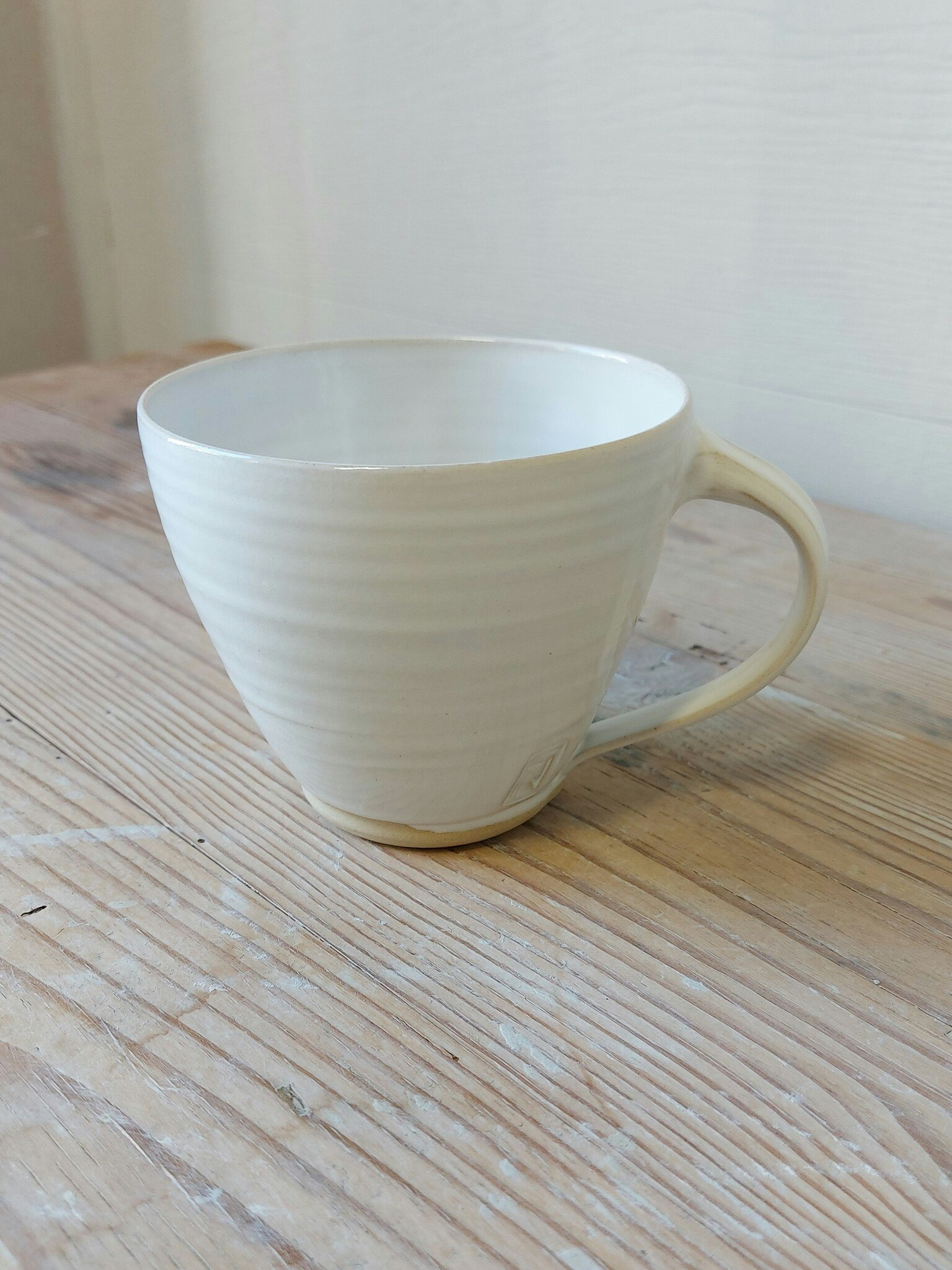 Frida Nilsson Keramik Höganäs Handgjord keramik kaffekopp vit med öra stengods