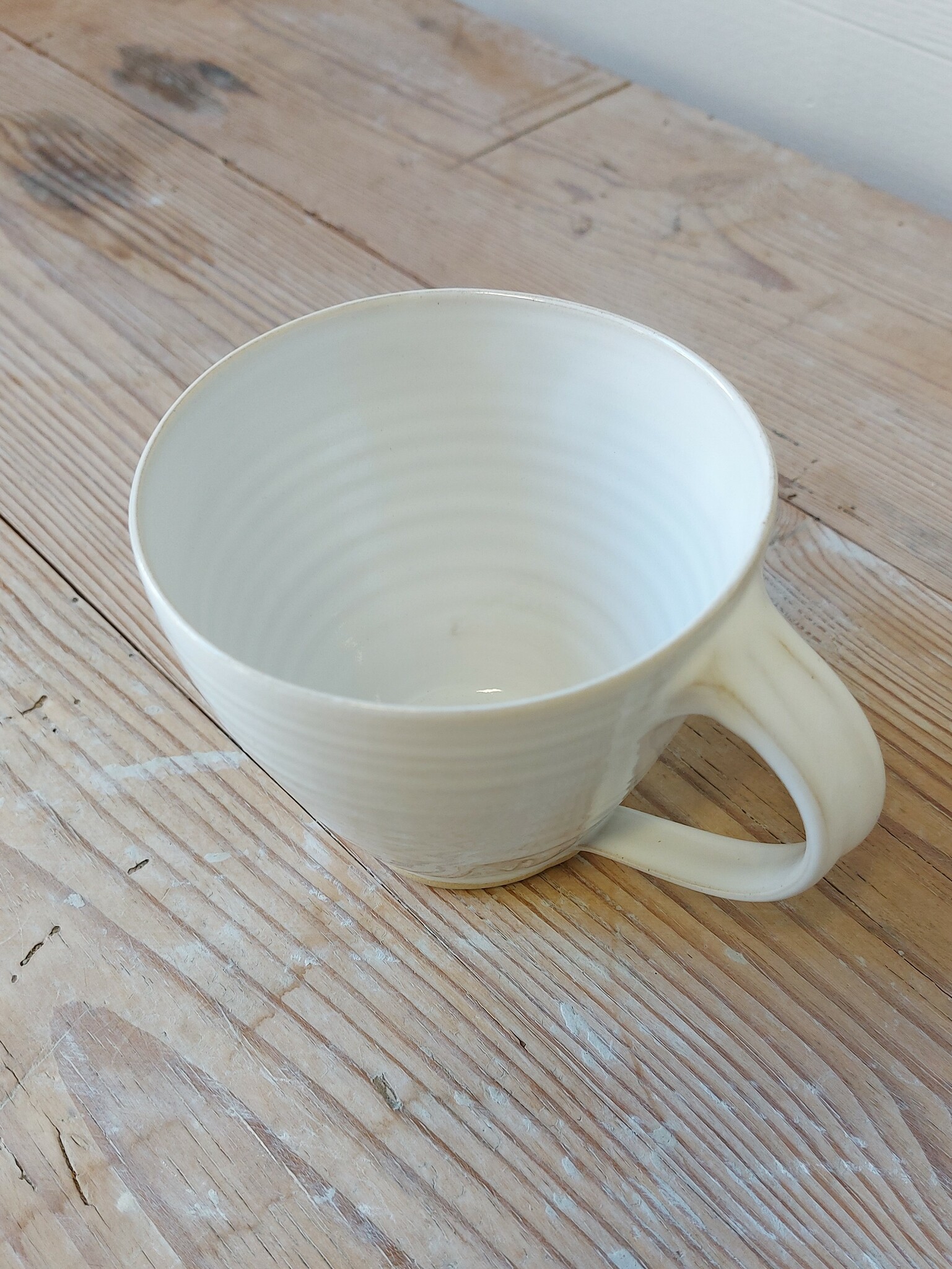 Frida Nilsson Keramik Höganäs Handgjord keramik kaffekopp vit med öra stengods