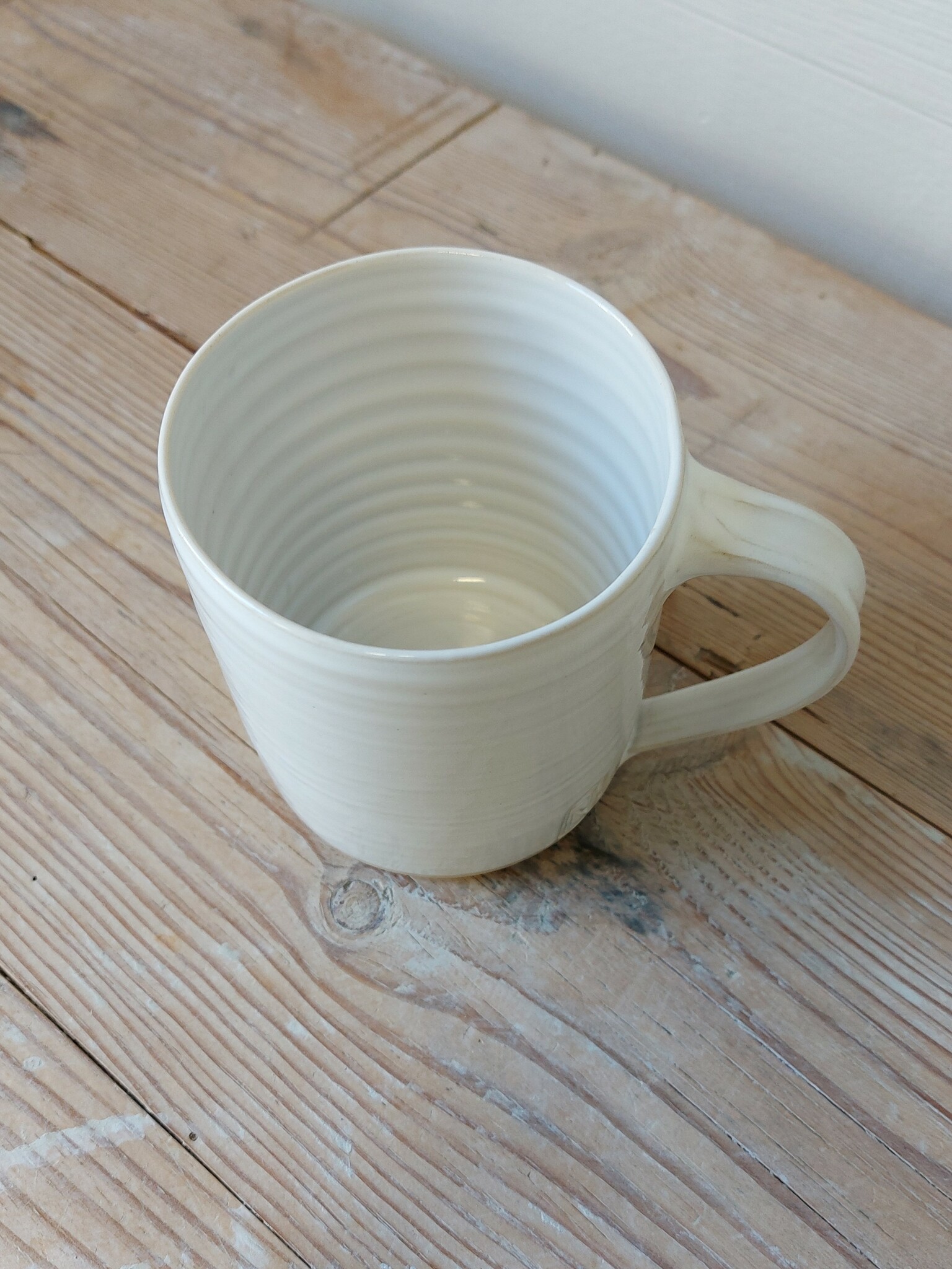 Frida Nilsson Keramik Höganäs Handgjord keramik kopp vit med öra drejad