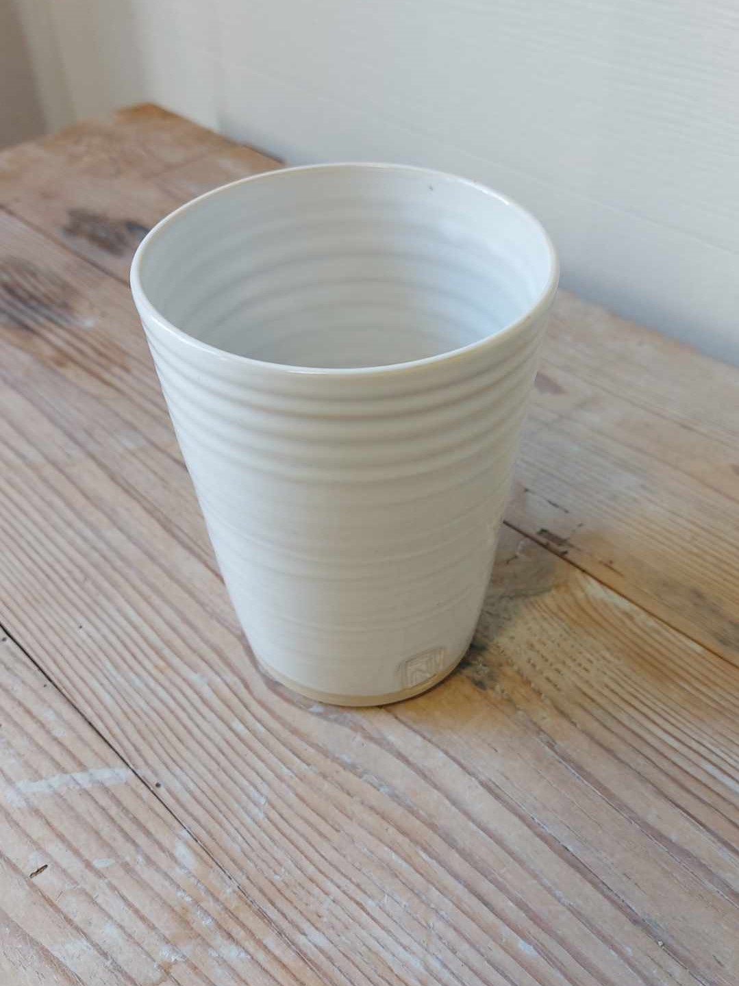 Frida Nilsson Keramik Höganäs Handgjord keramik stor lattemugg vit drejad