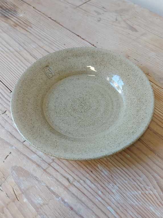 Frida Nilsson Keramik Höganäs Handgjord keramik assiett tallrik fat natur beige grå drejad
