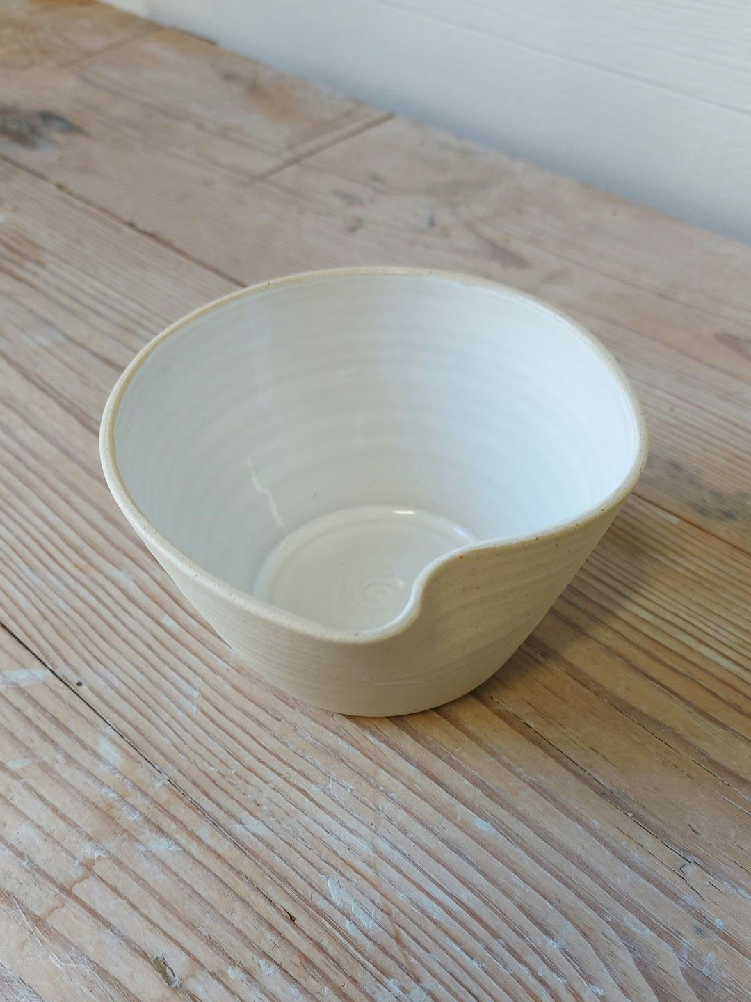 Frida Nilsson Keramik Höganäs Handgjord keramik skål vit med vågform