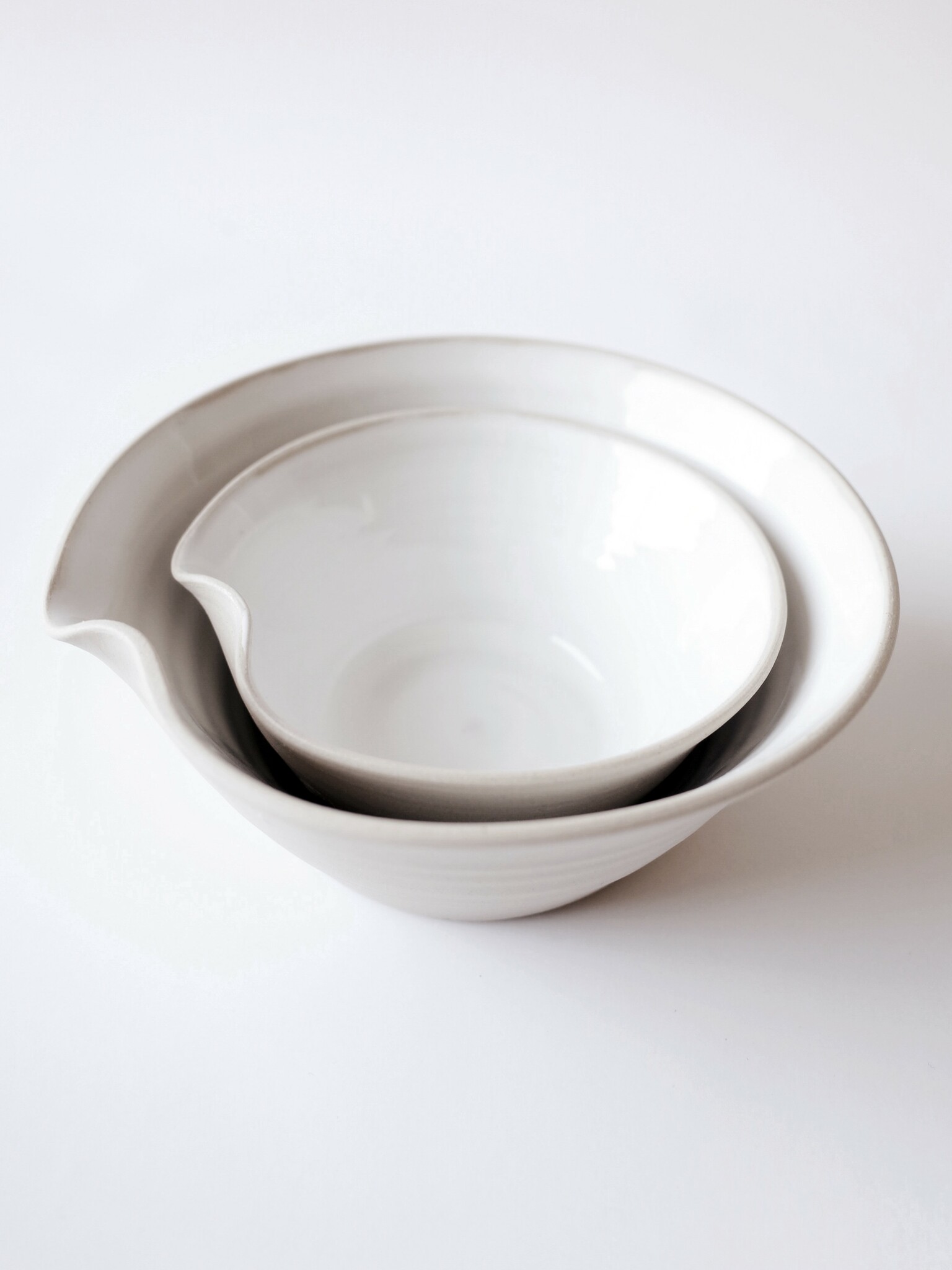 Frida Nilsson Keramik Höganäs Handgjord keramik skål vit med vågform