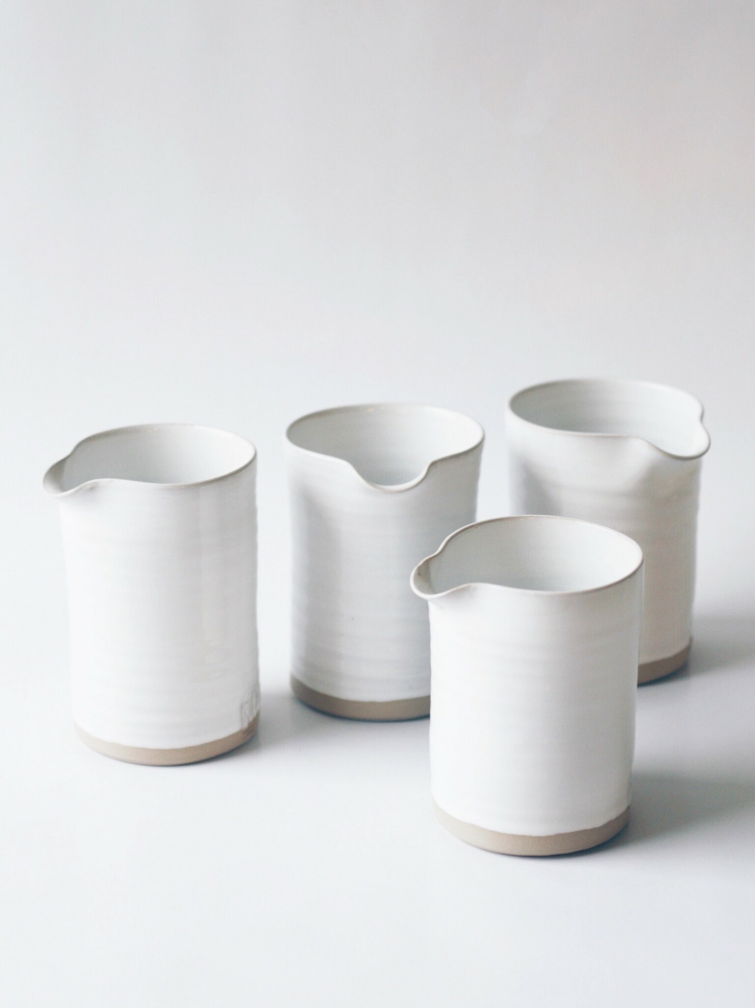 Frida Nilsson Keramik Höganäs Handgjord keramik kanna för mjölk vit glasyr