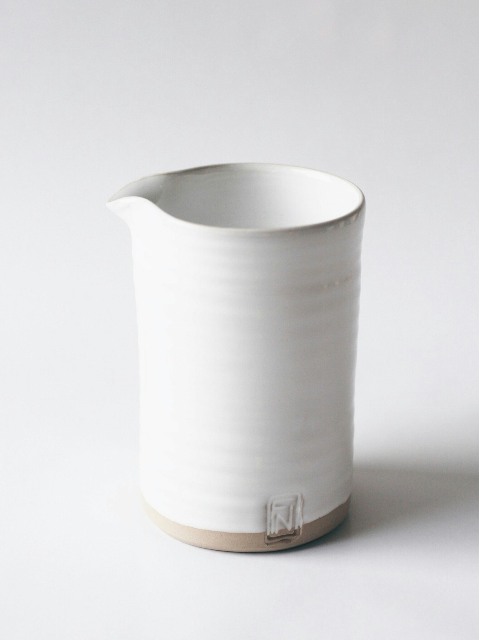 Frida Nilsson Keramik Höganäs Handgjord keramik kanna för mjölk vit glasyr