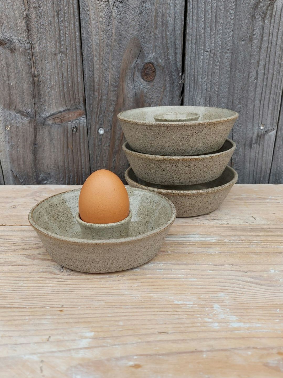 Frida Nilsson Keramik Höganäs Handgjord keramik äggkopp grå brun lera natur glasyr