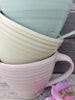 Frida Nilsson Keramik Höganäs Handgjord keramik kaffekopp med öra pastell drejad