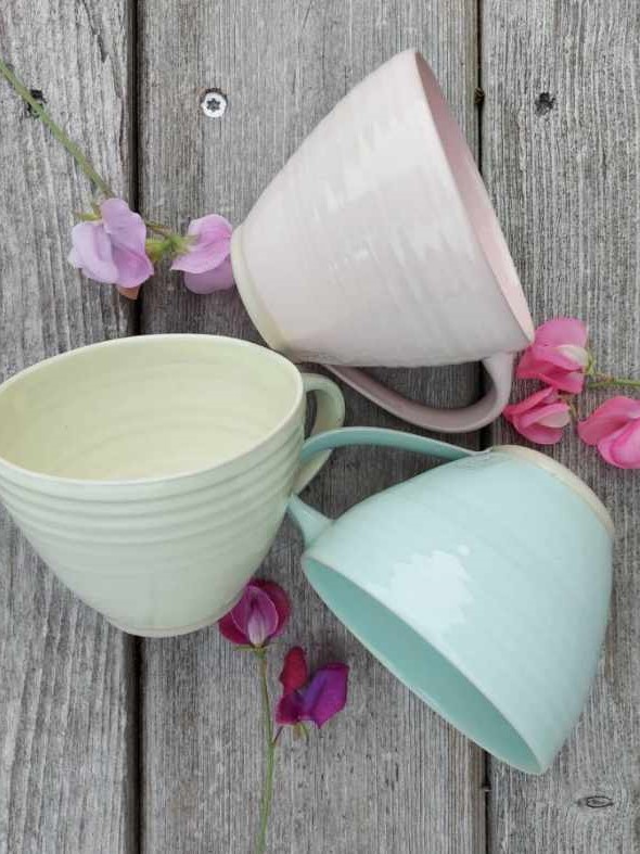 Frida Nilsson Keramik Höganäs Handgjord keramik kaffekopp med öra rosa pastell drejad