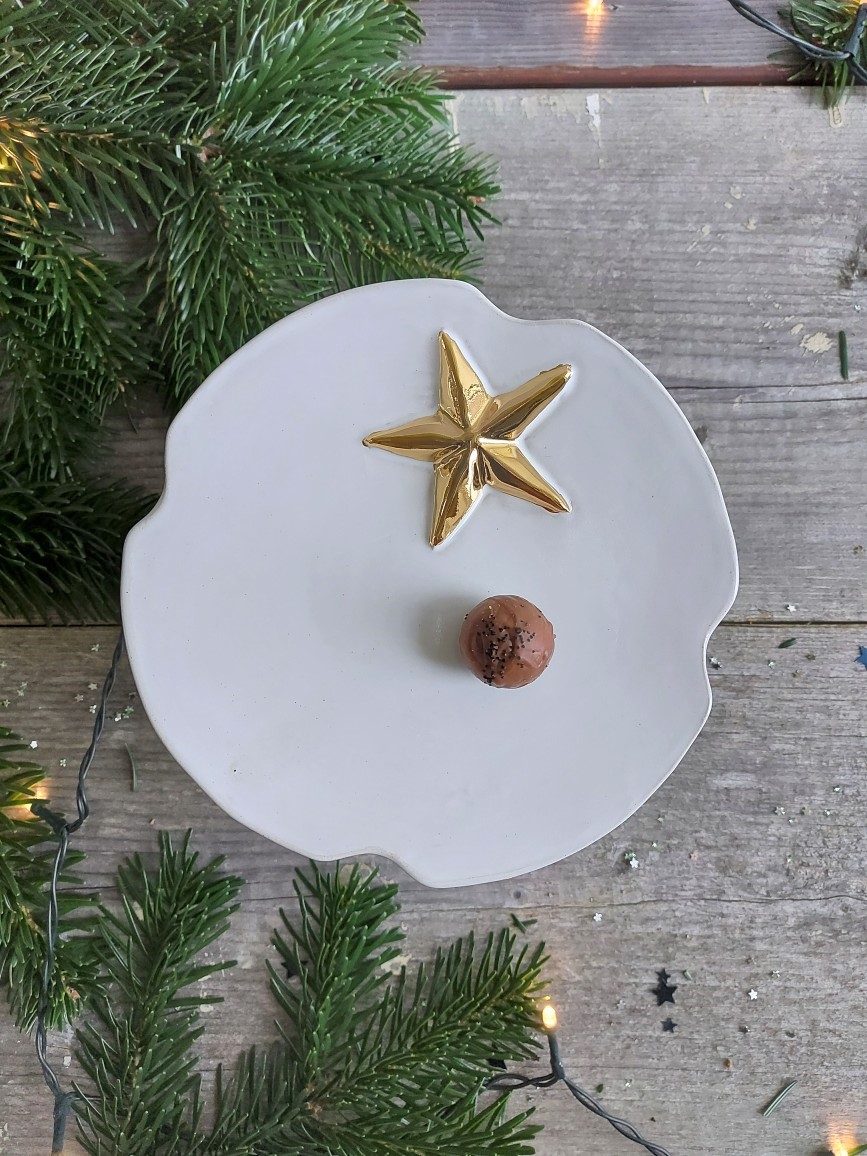 Frida Nilsson Keramik Höganäs Handgjord keramik kakfat på fot guldstjärna jul pralinfat