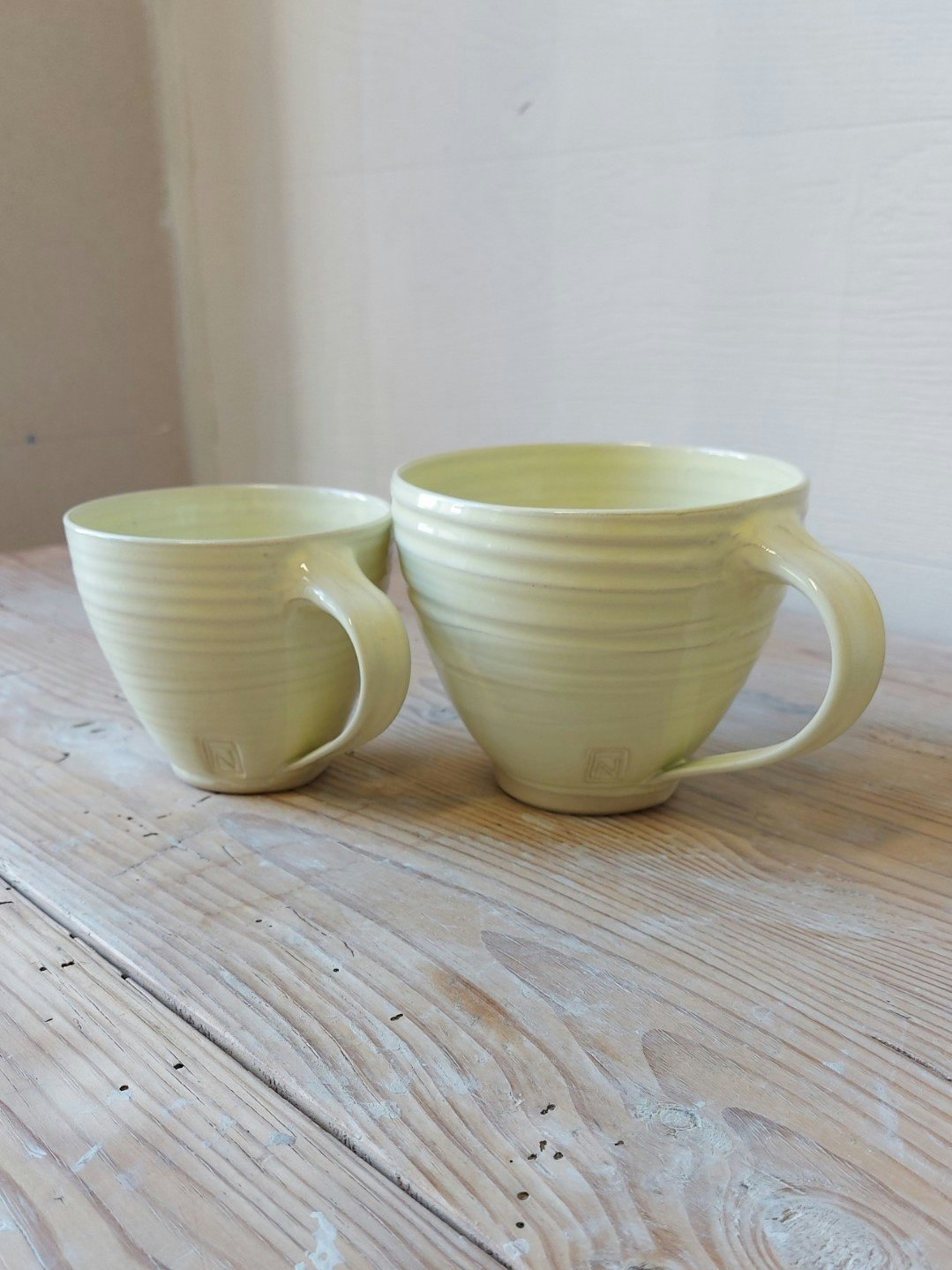 Frida Nilsson Keramik Höganäs Handgjord keramik tekopp med öra  vanilj gul pastell drejad