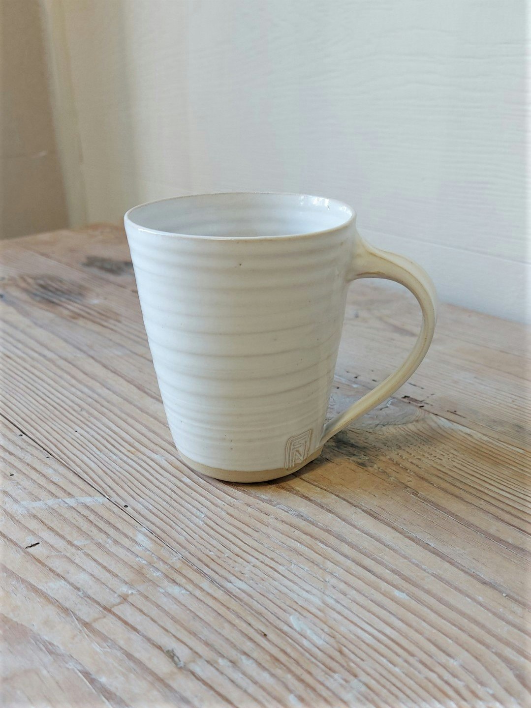 Frida Nilsson Keramik Höganäs Handgjord keramik stengods rak kaffekopp med öra vit drejad